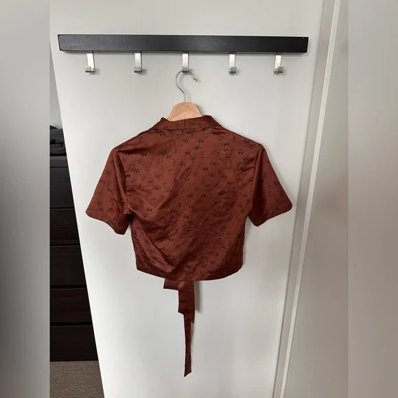 Oak and Fort Cropped Floral Blouse with Tie - Picture 2 of 2